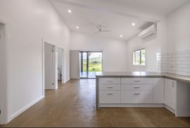 AIRLIE BEACH QLD - House & Development Site - $1.4M - 29% Contraacoin