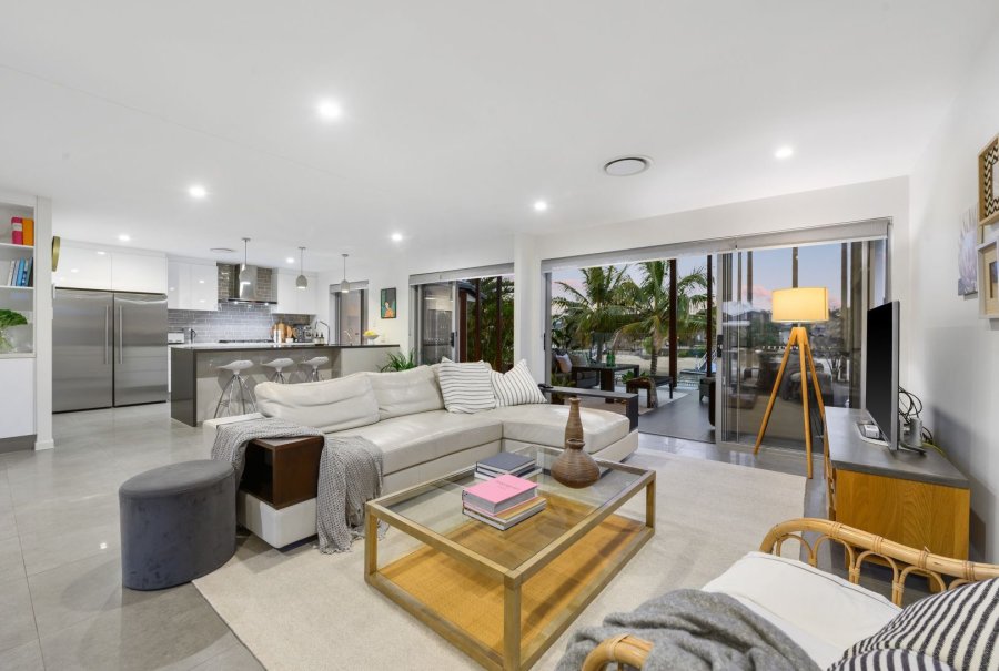 MERMAID WATERS GOLD COAST WATERFRONT HOME 2.8M 25 CONTRACOIN